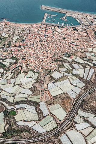 Illustration for article titled Amazing Aerial Photos of Greenhouses Blanketing the Spanish Landscape
